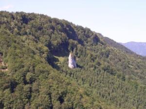 Orlova peč (Adlerfels) in Čreta ist auch vom Tal gut sichtbar